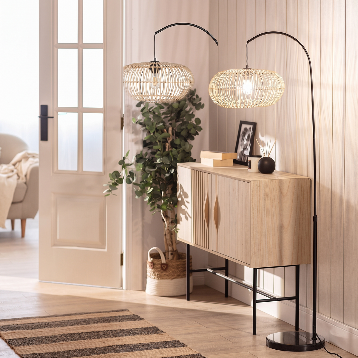 Lampadaire en rotin clair sur fond blanc