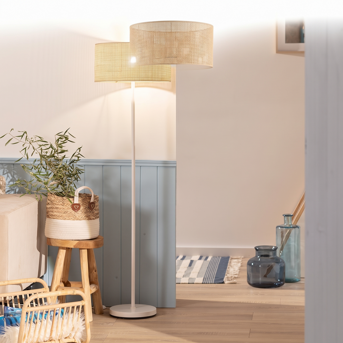 Lampadaire sur pied en rotin sur fond blanc