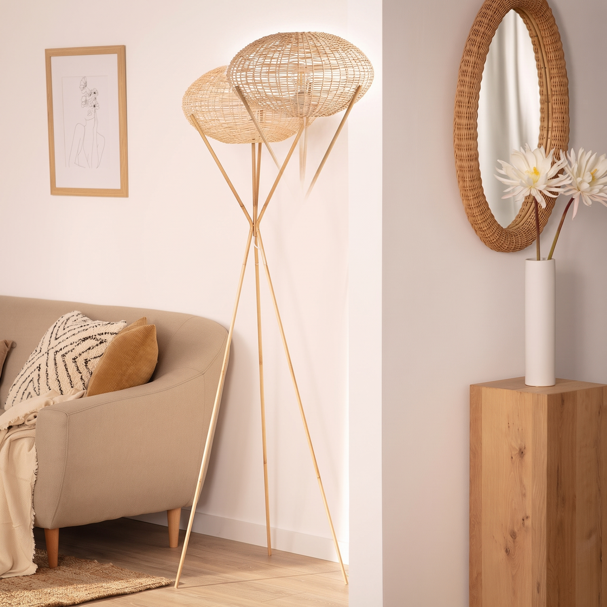 Lampadaire design en rotin naturel sur fond blanc