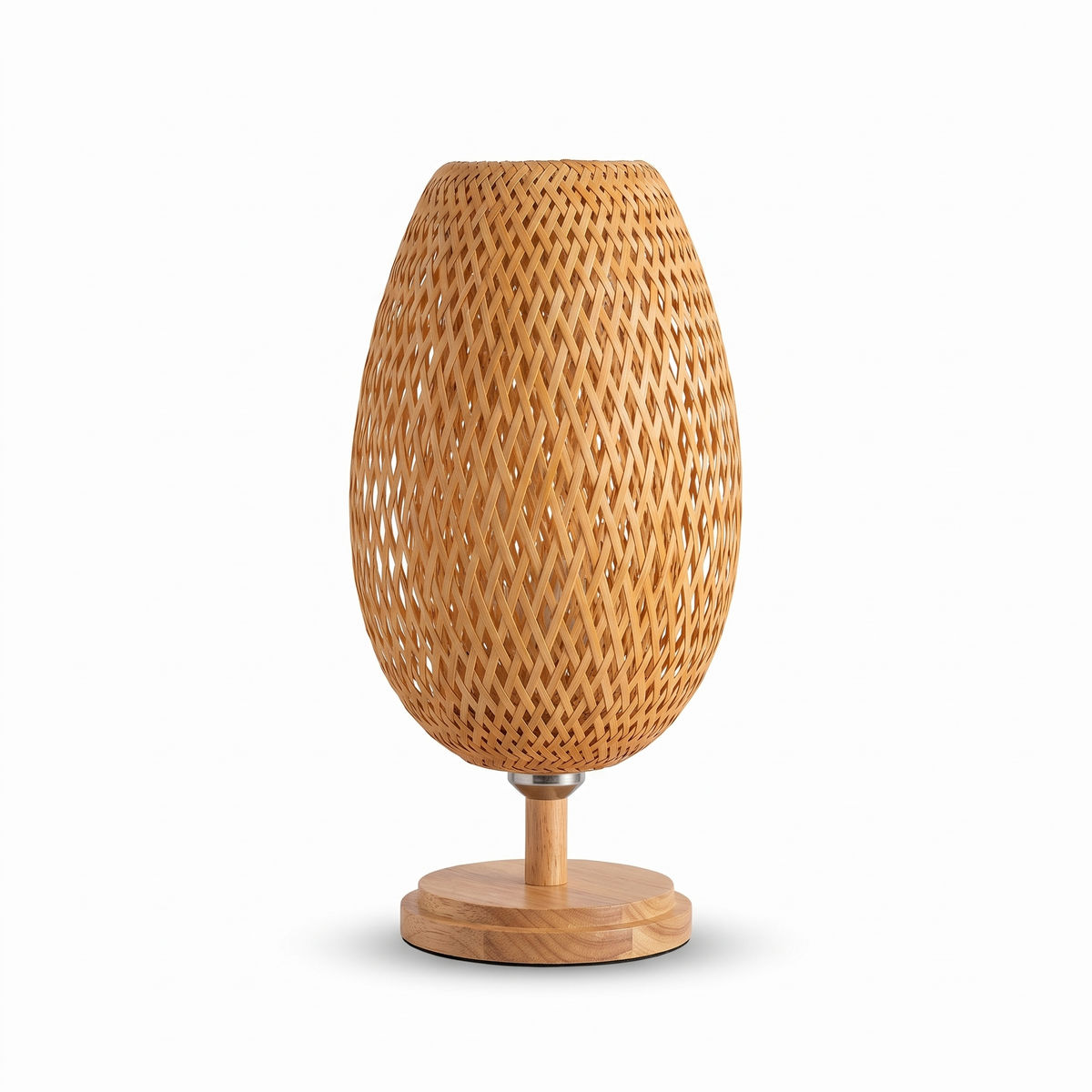 Lampe de table en rotin tressé sur fond blanc