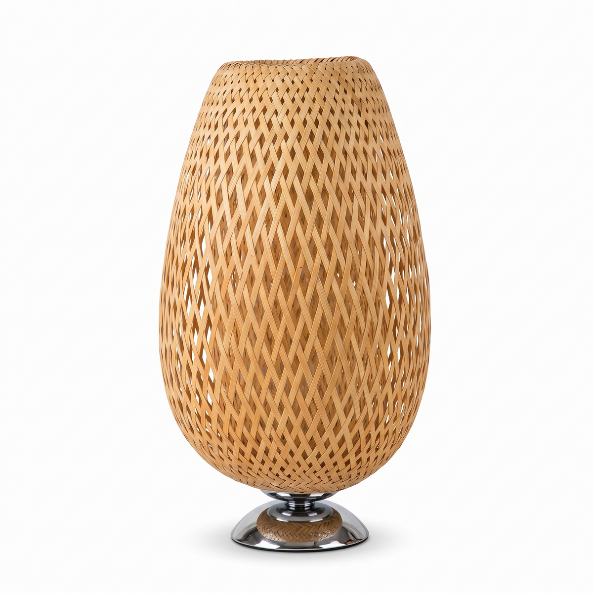 Lampe de chevet ovale en rotin sur fond blanc