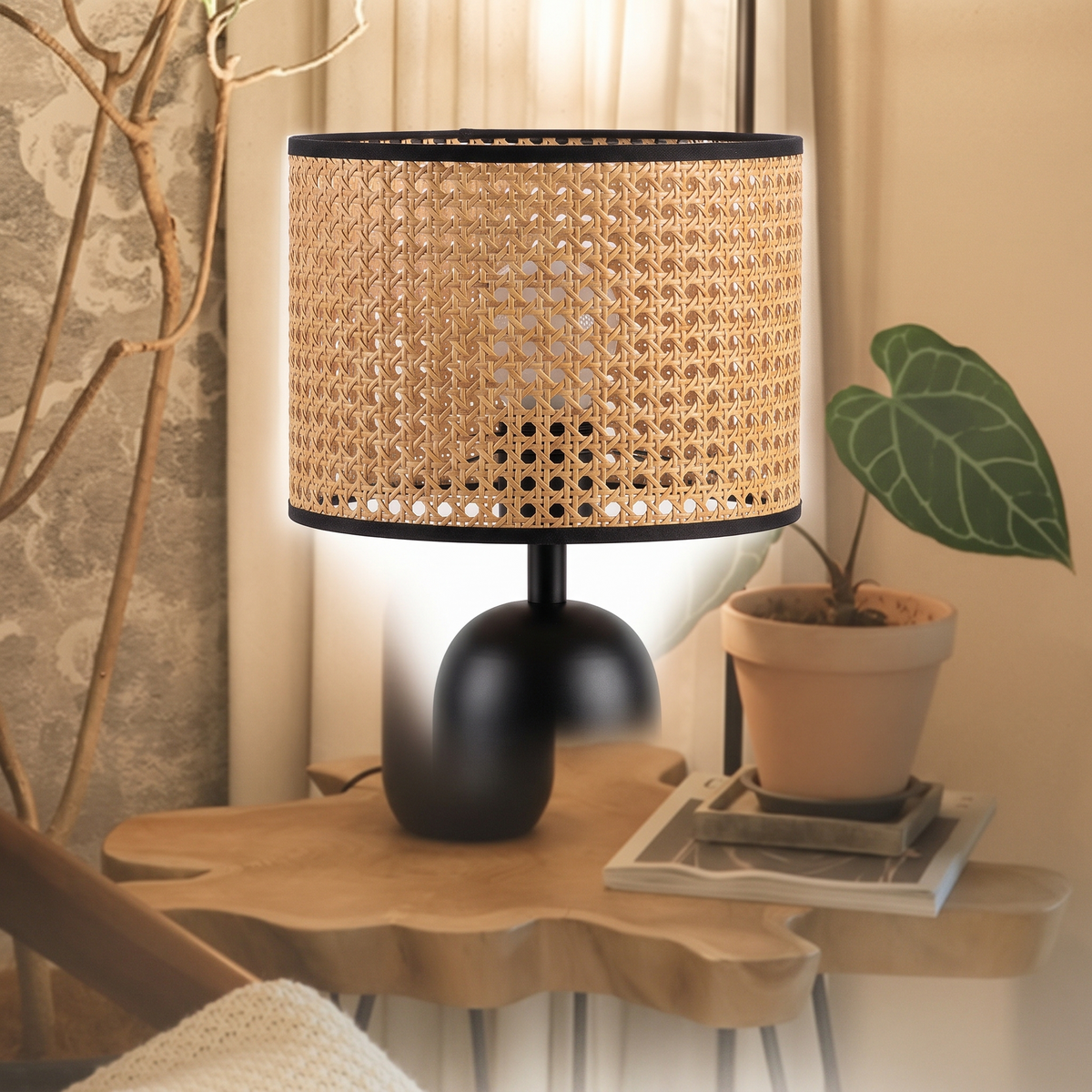 Lampe de bureau en rotin sur fond blanc