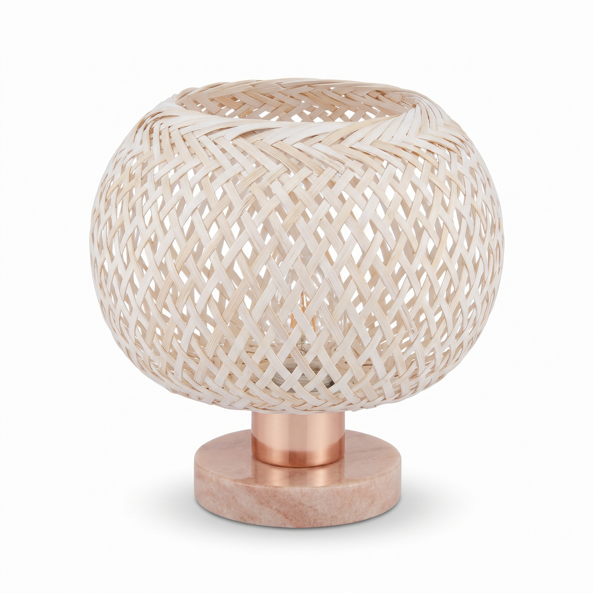 Lampe de chevet en bambou tressé sur fond blanc