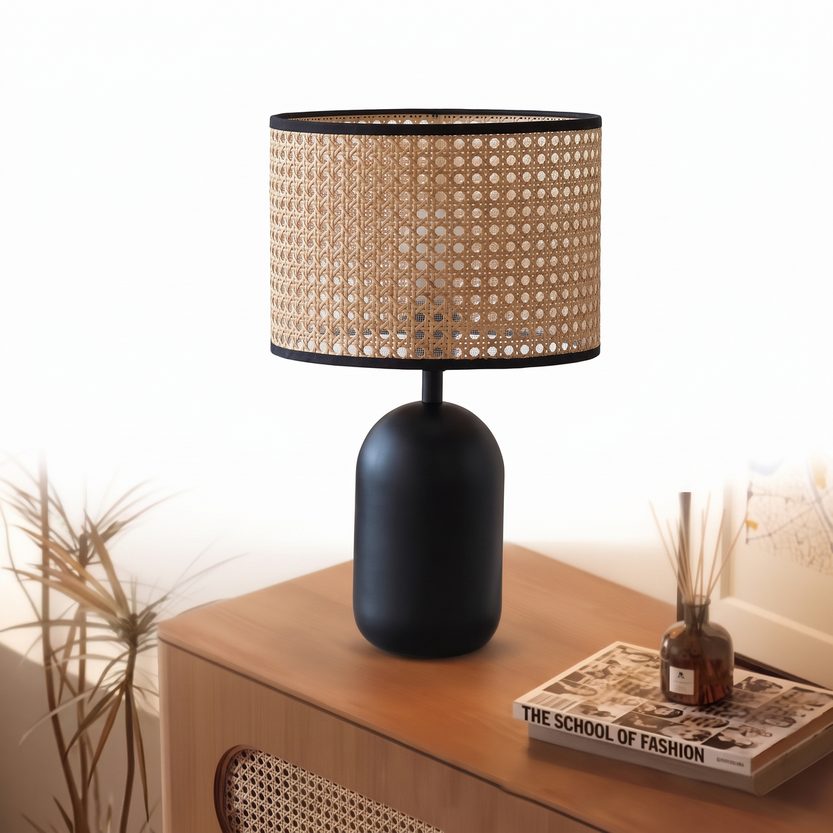 Lampe de chevet rétro en rotin sur fond blanc