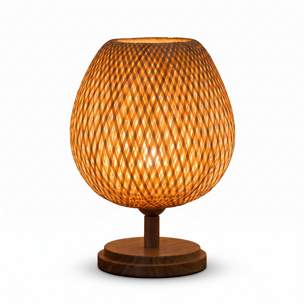 Lampe à poser en rotin tressé sur fond blanc