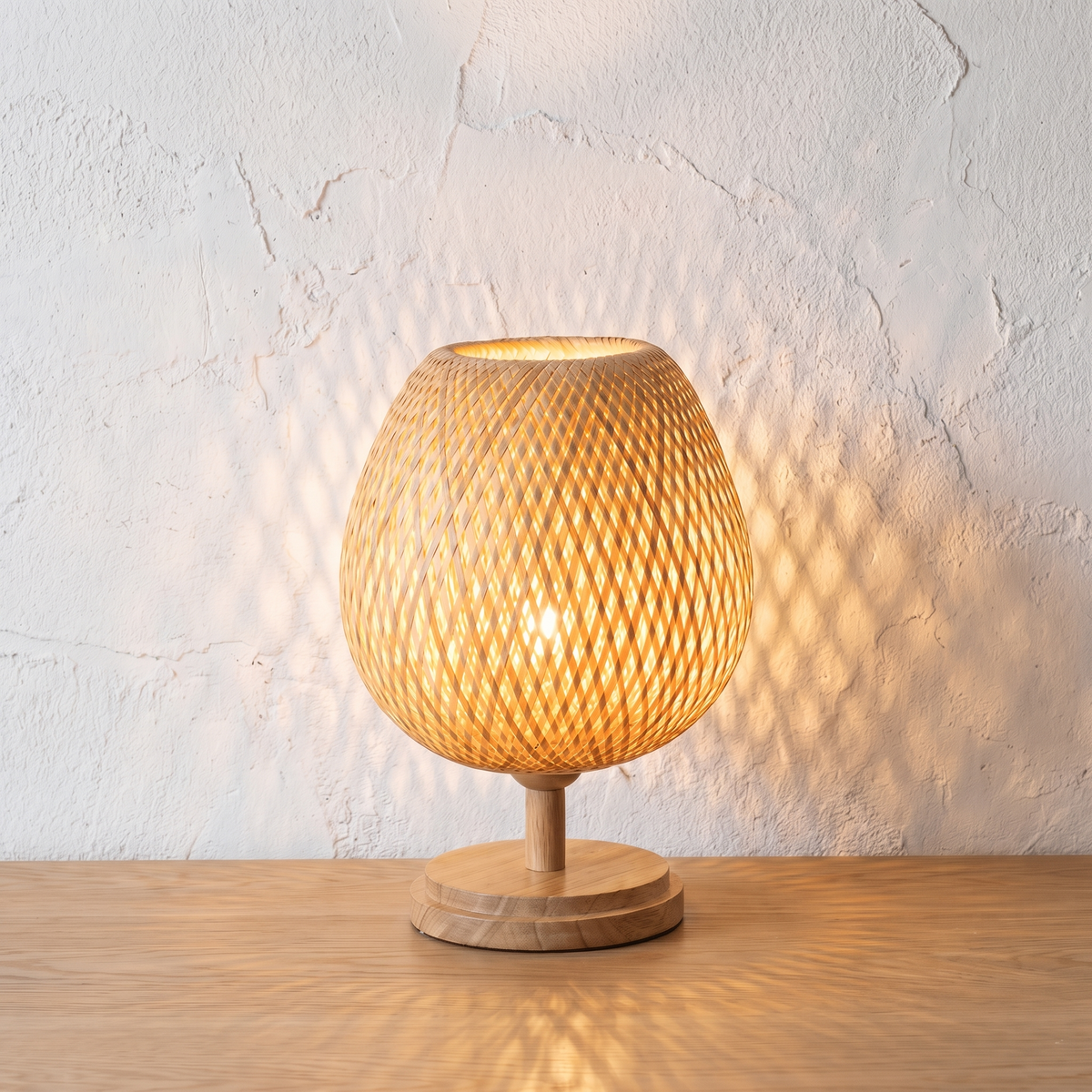 Lampe ovoïde en bambou ajouré sur fond blanc