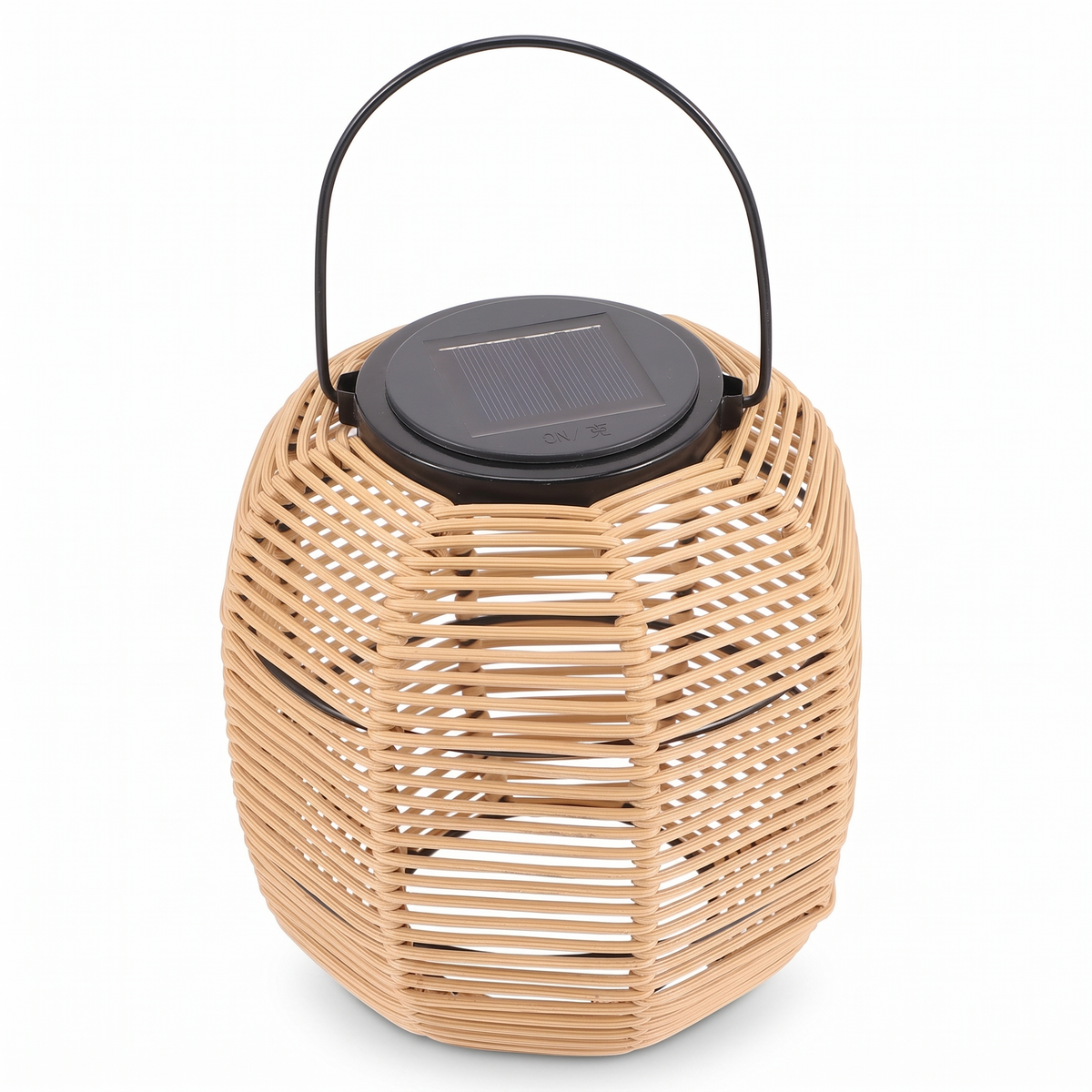 Lanterne solaire en rotin et fer sur fond blanc