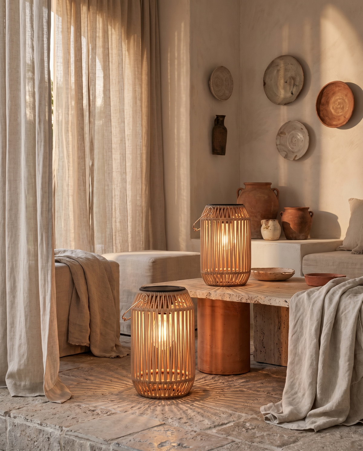 Lampes solaires d'extérieur imitation rotin en situation dans un intérieur