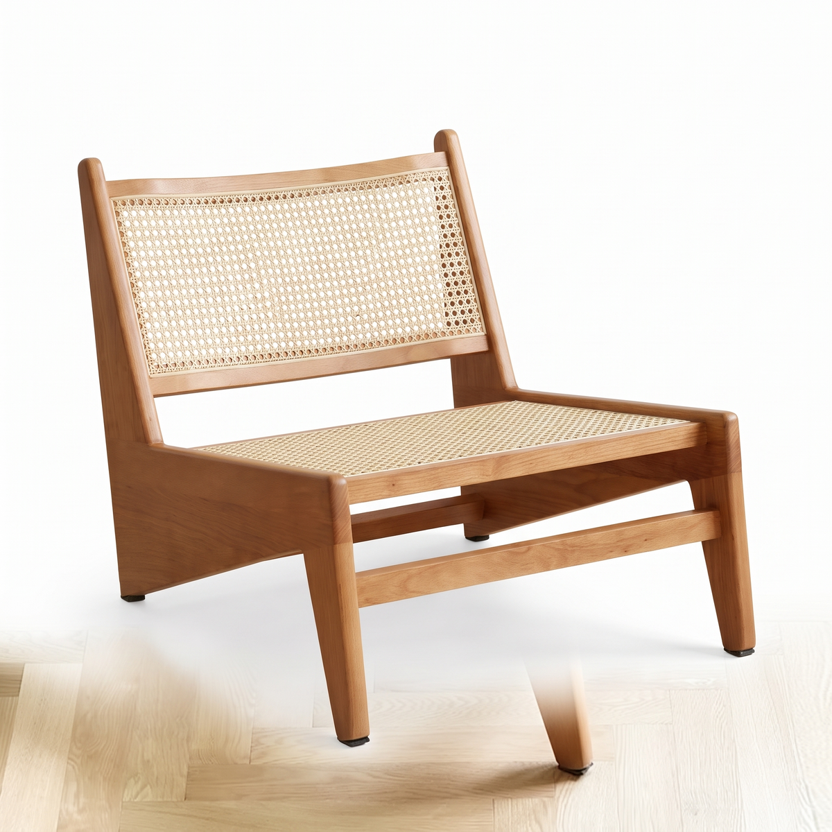 Fauteuil bas en osier sur fond blanc