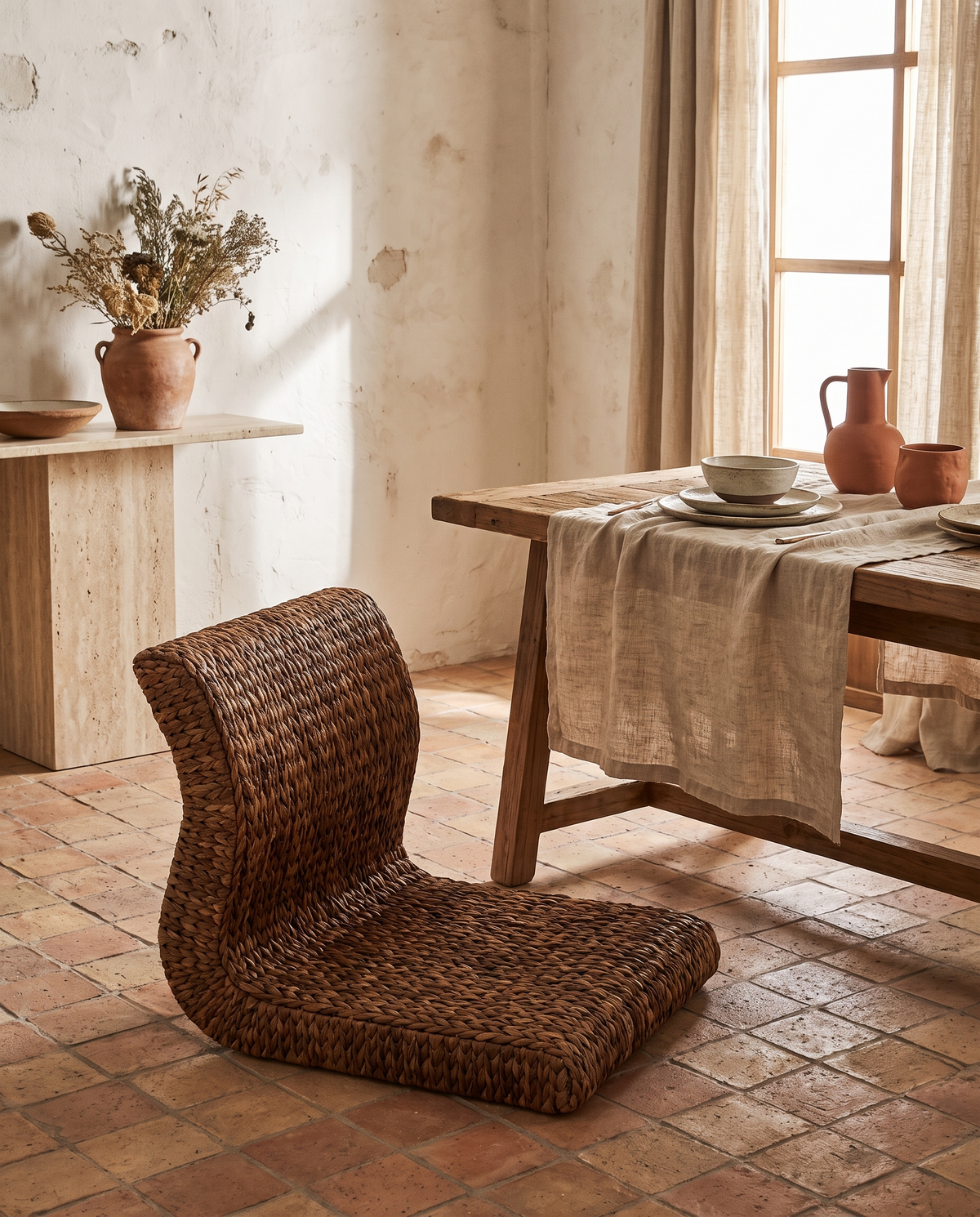 Assise basse en rotin et osier en situation dans un intérieur