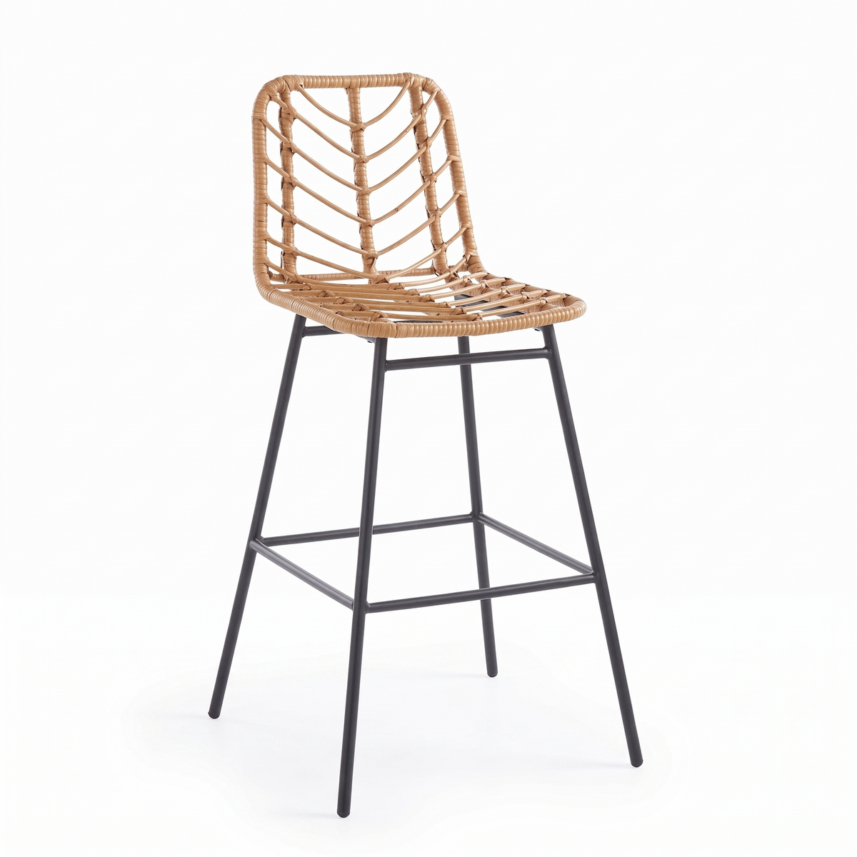 Chaise de bar en rotin et métal noir sur fond blanc