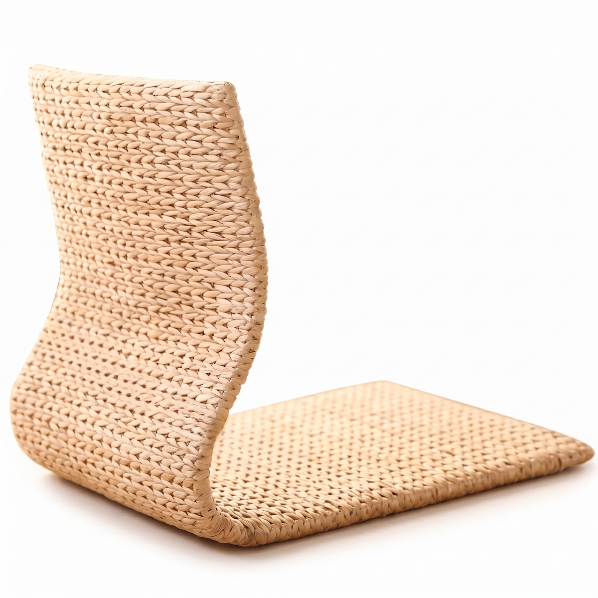 Chaise basse en osier et rotin sur fond blanc