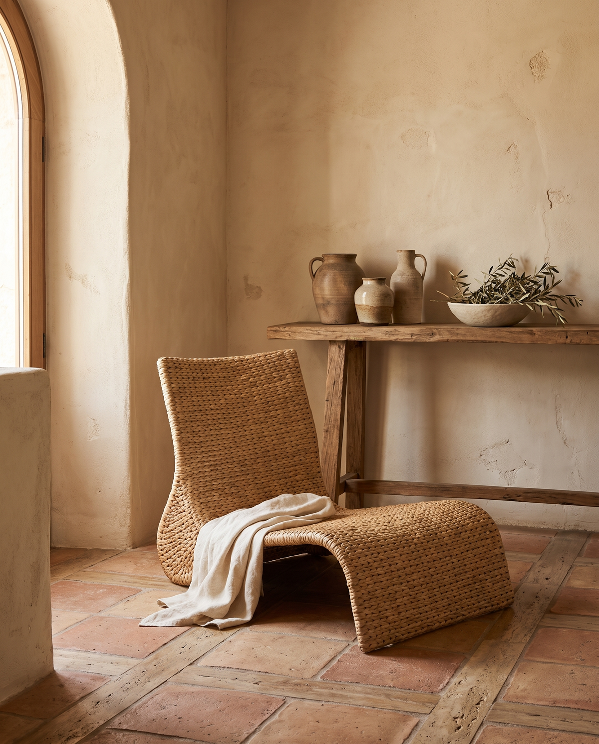 Chaise basse en osier et rotin en situation dans un intérieur