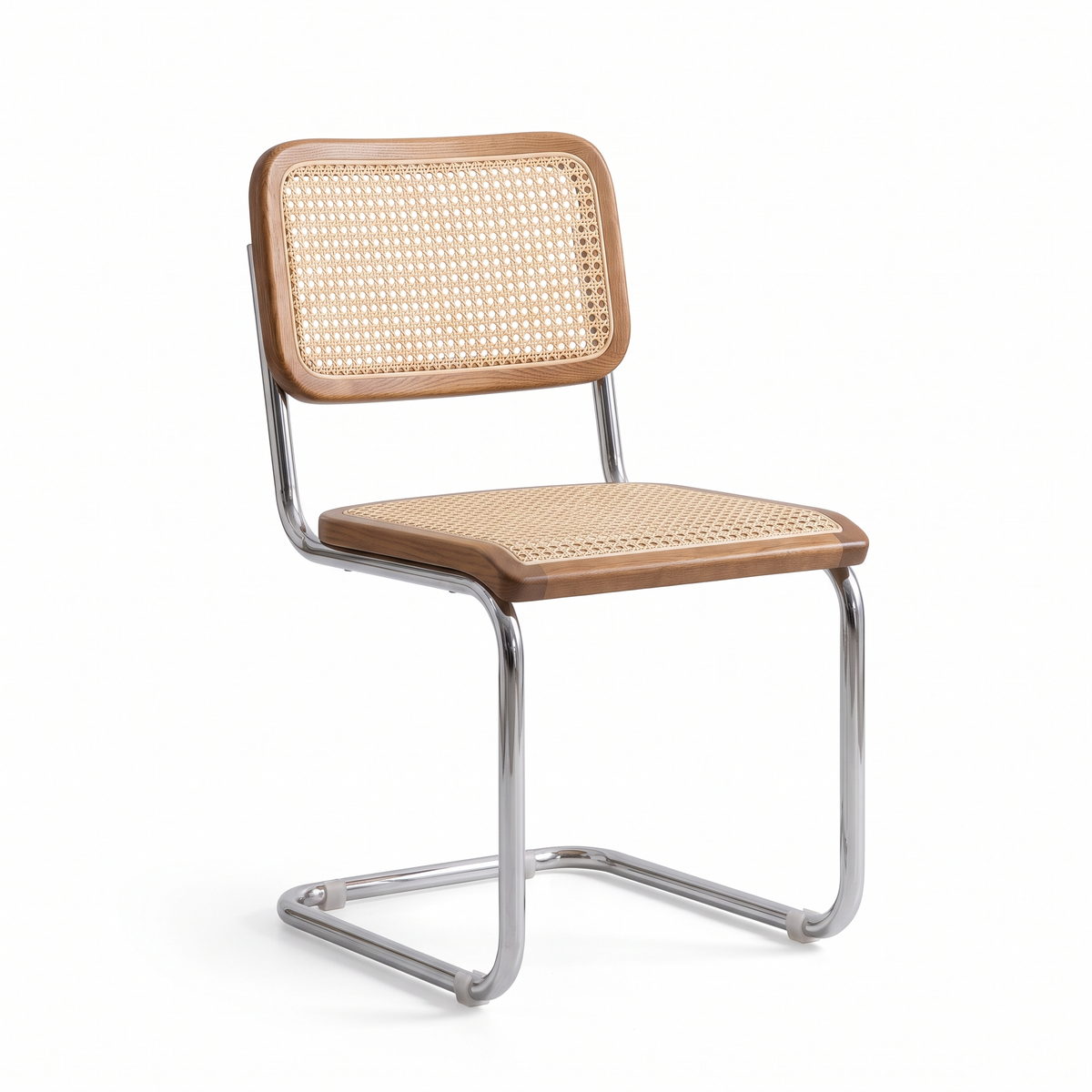 Chaise en rotin et acier sur fond blanc