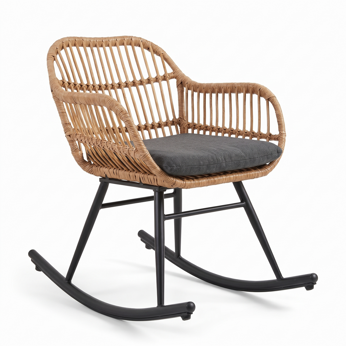 Rocking-chair en rotin clair sur fond blanc