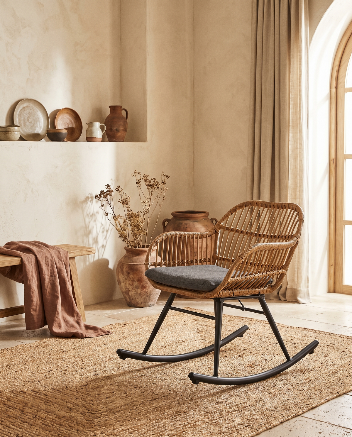Rocking-chair en rotin clair en situation dans un intérieur