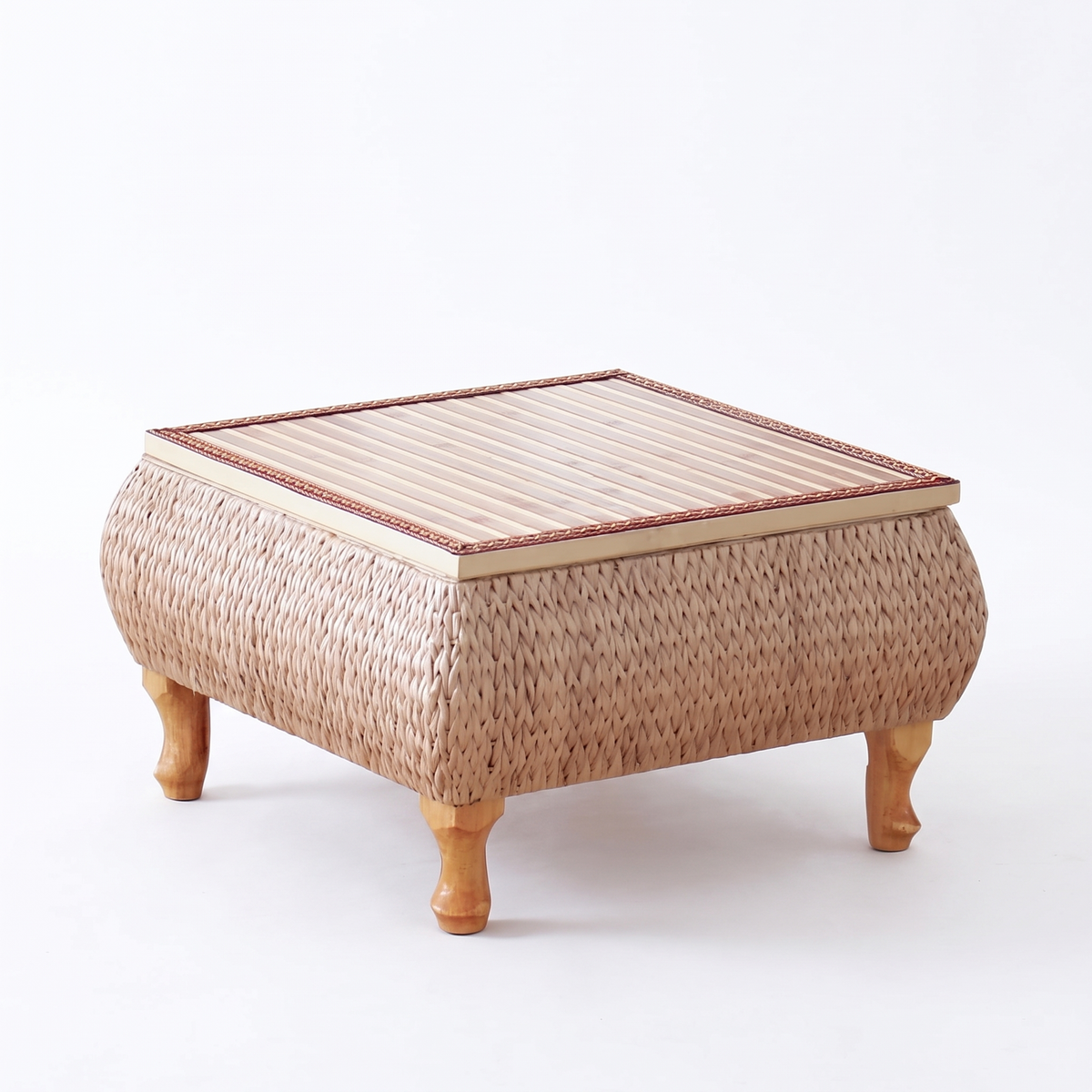 Table basse carrée en osier avec coffre sur fond blanc