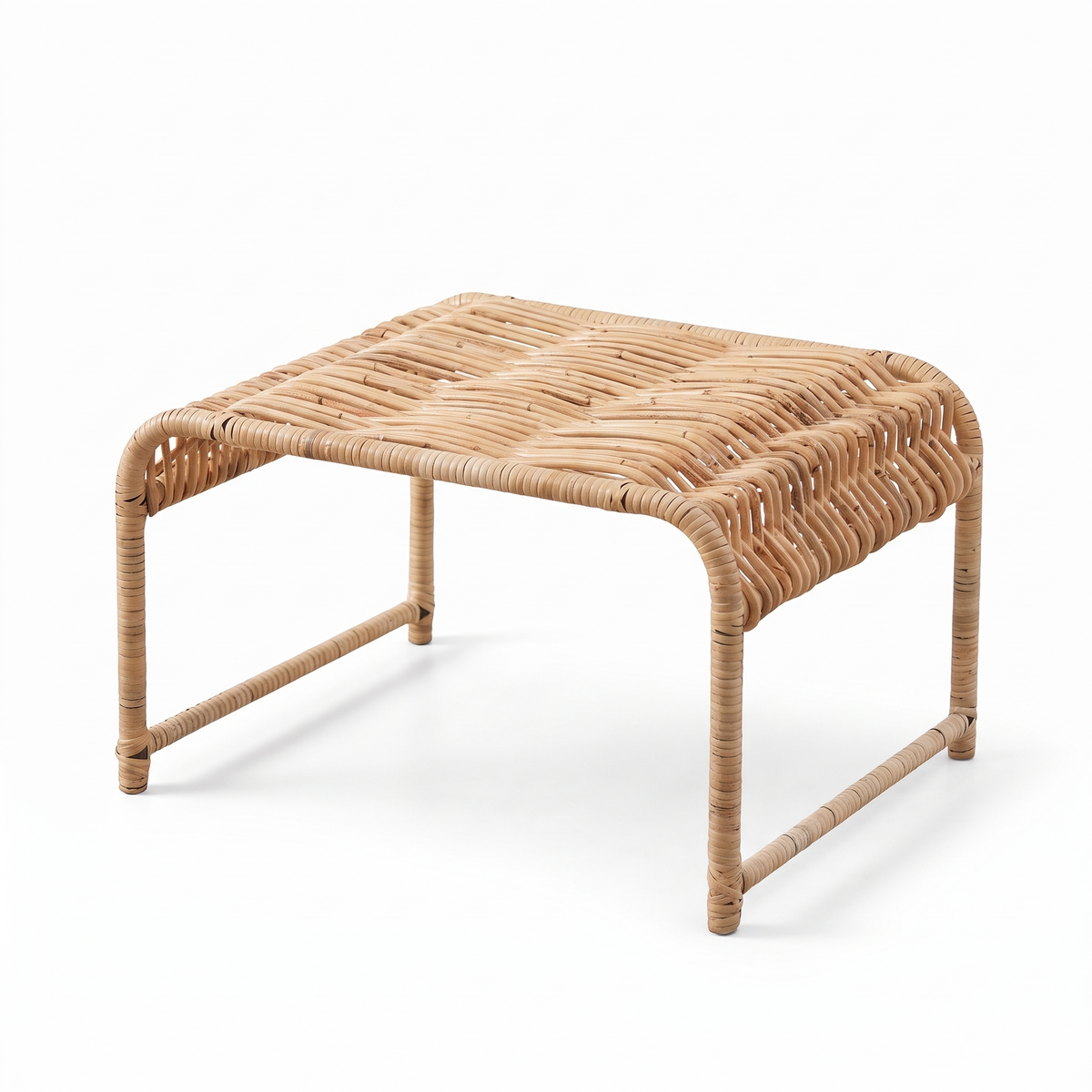 Table basse rectangulaire en osier sur fond blanc