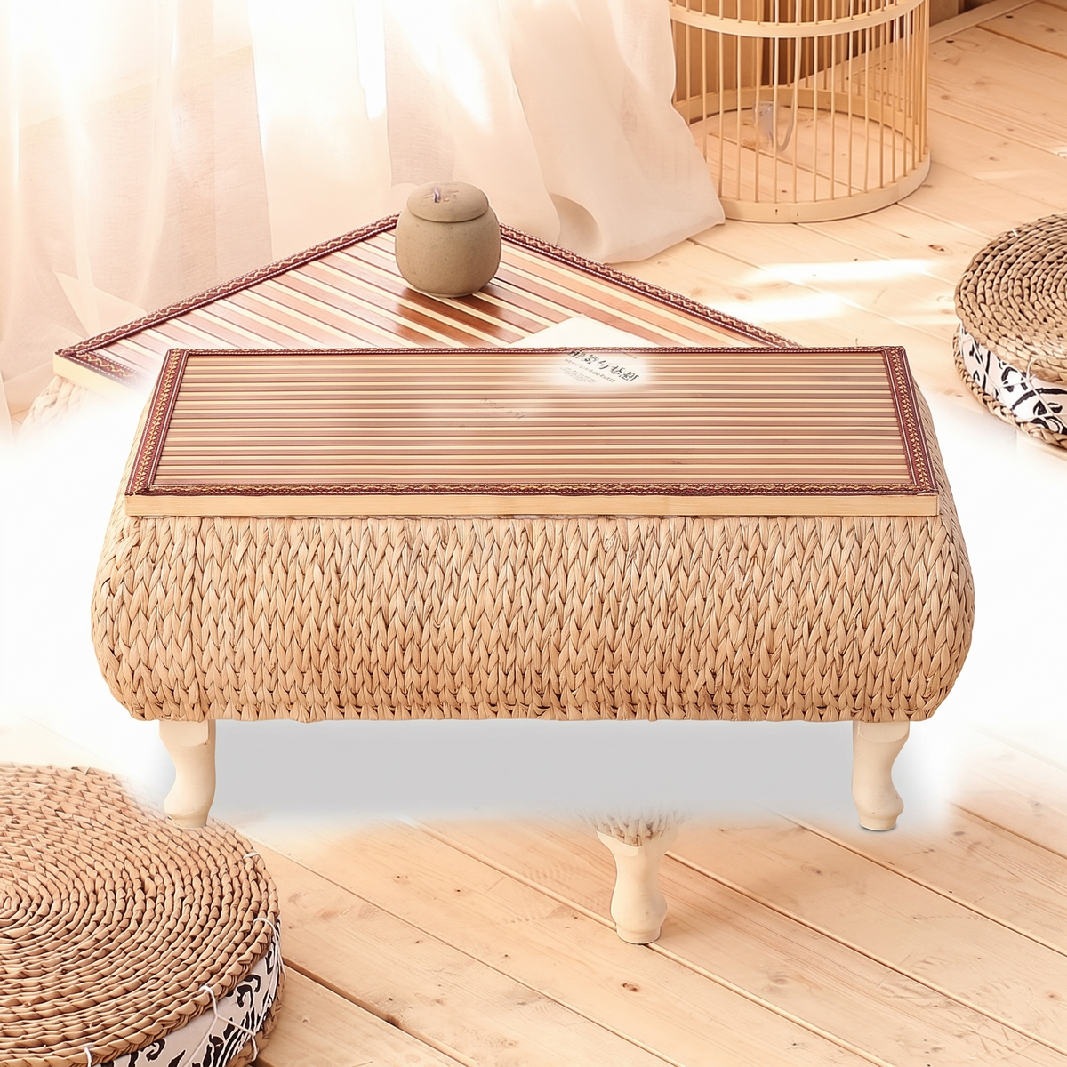 Table basse coffre en rotin sur fond blanc