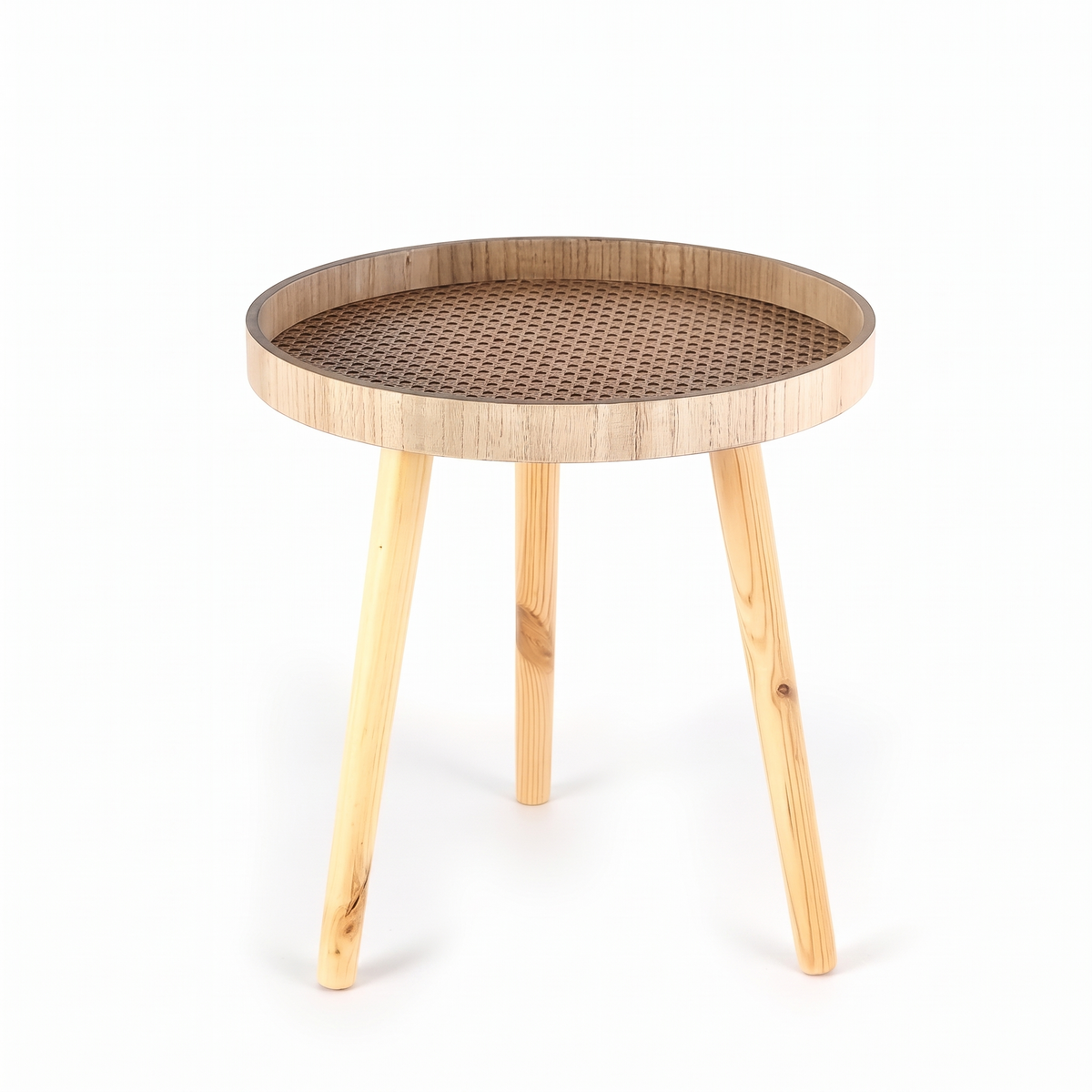 Table d'appoint ronde en bois et rotin sur fond blanc