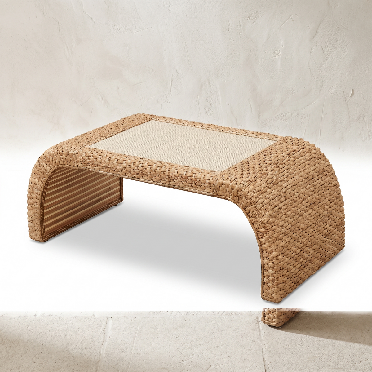 Table basse à arches en rotin sur fond blanc