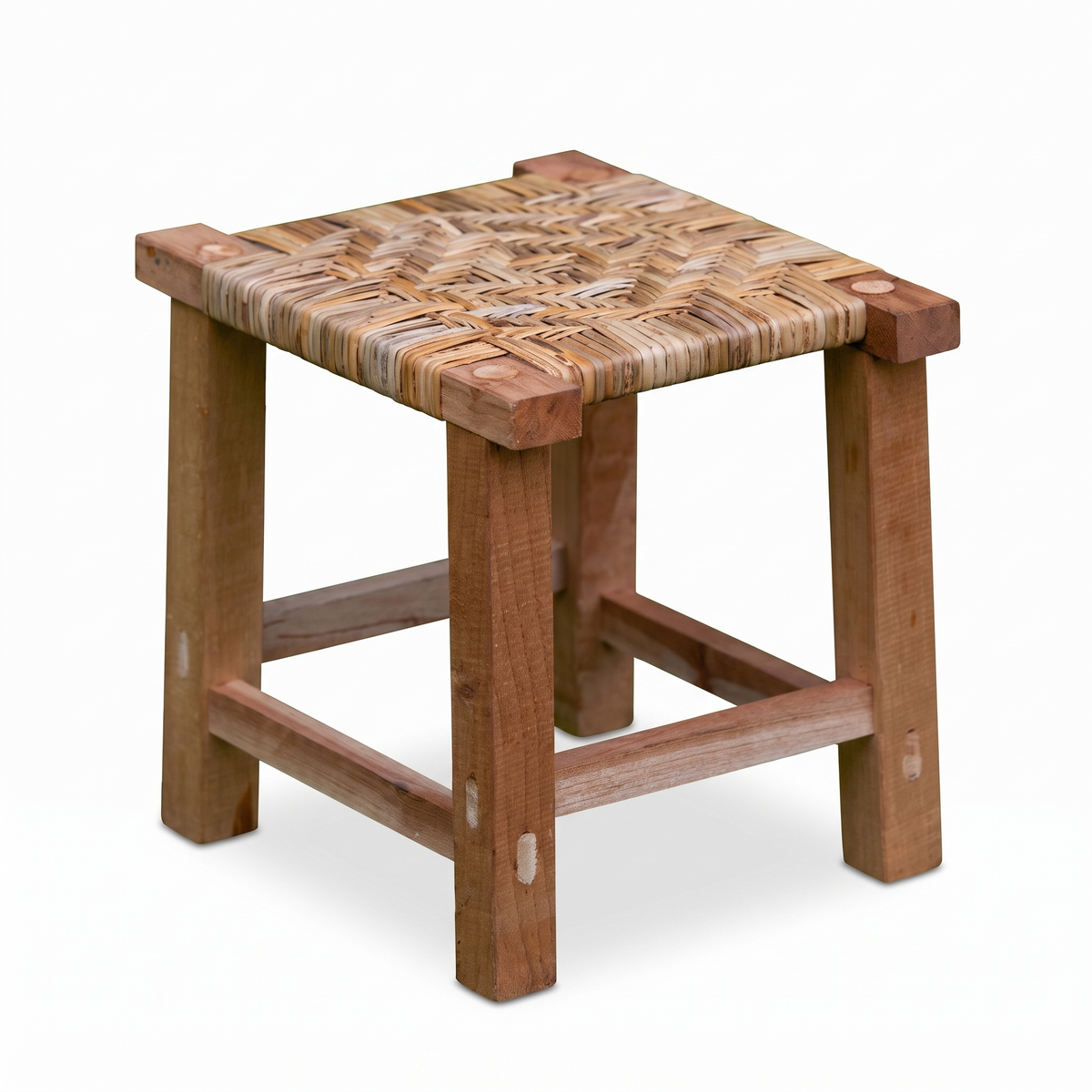 Petit tabouret en rotin tressé sur fond blanc