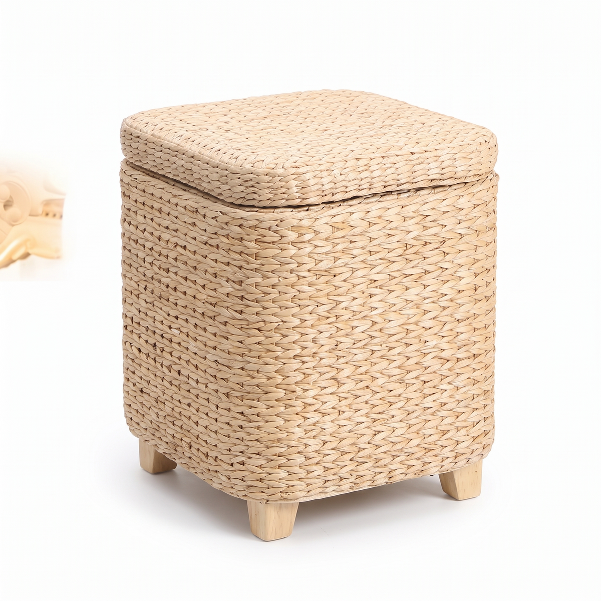 Tabouret en osier avec rangement sur fond blanc