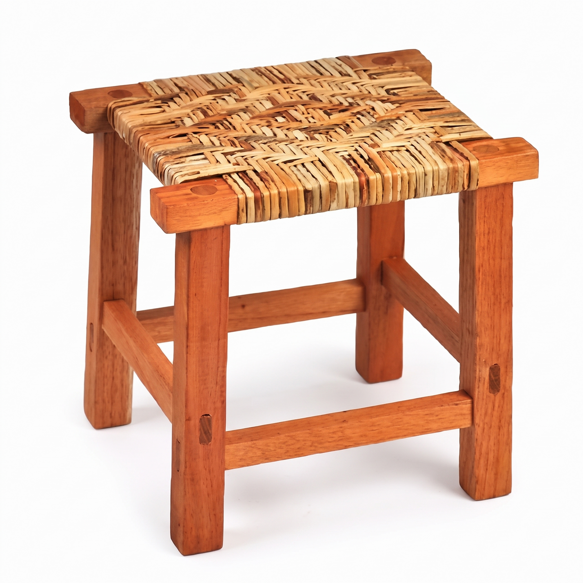 Tabouret carré en osier et bois sur fond blanc