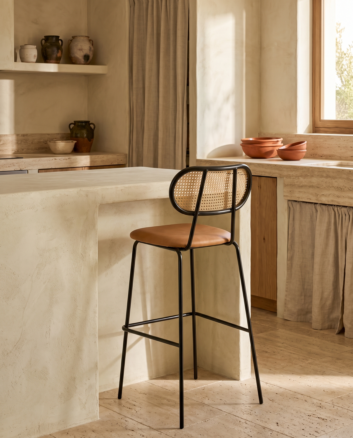 Tabouret de bar en rotin en situation dans un intérieur