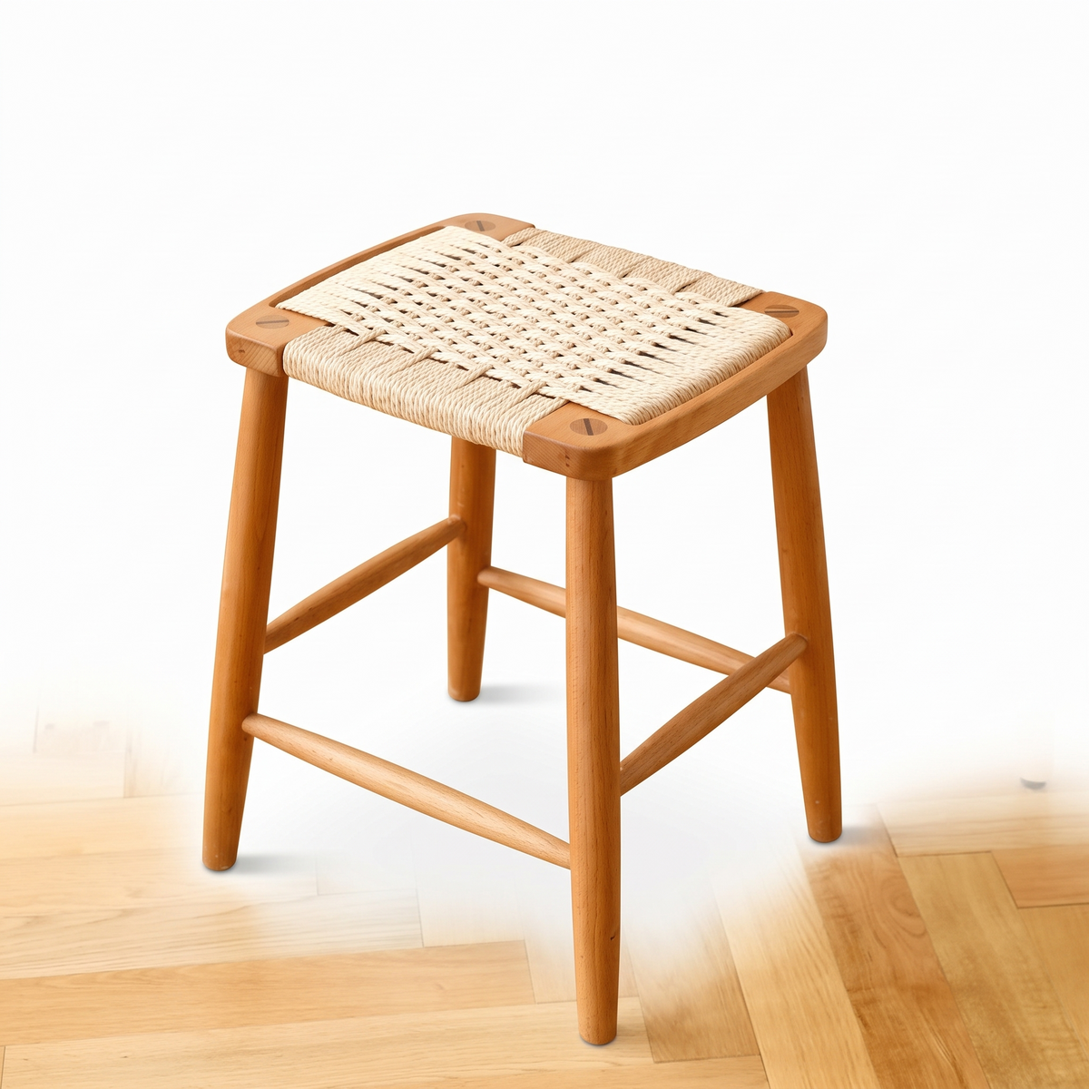 Tabouret bas en rotin tissé sur fond blanc