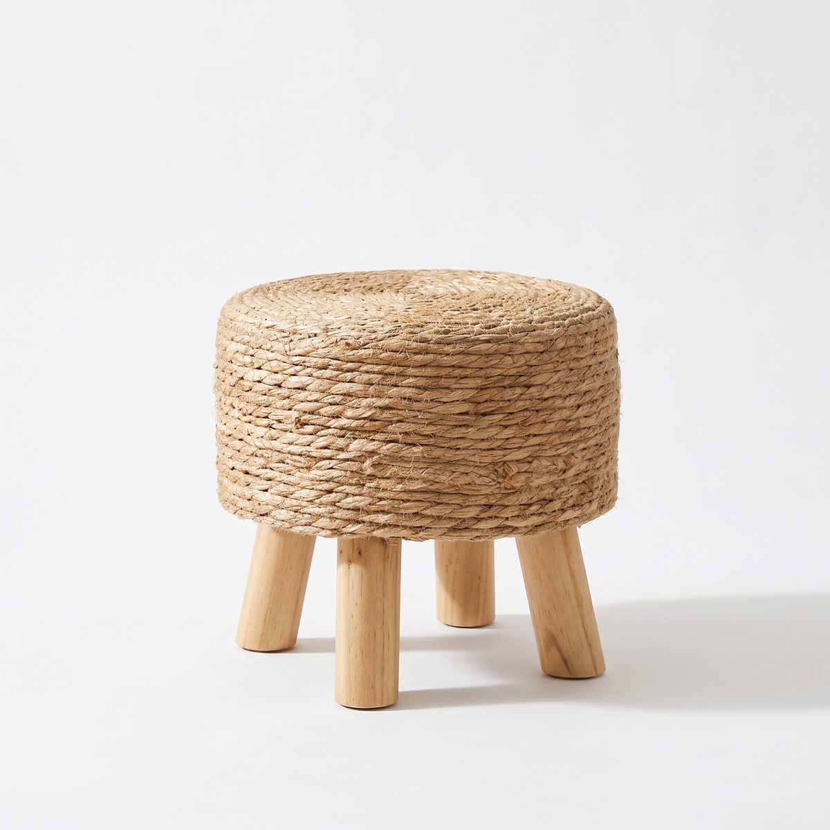 Tabouret rond en rotin sur trépied sur fond blanc