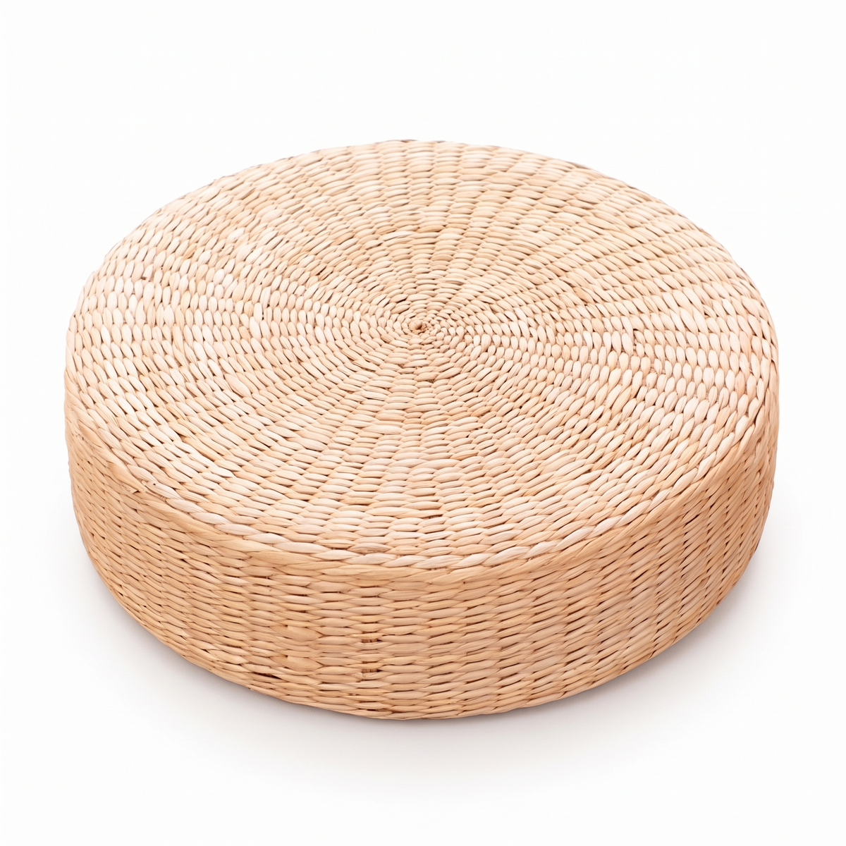 Galette de sol ronde en rotin sur fond blanc