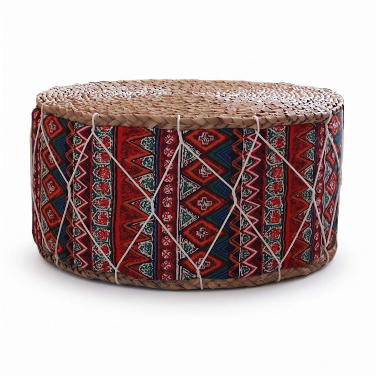Pouf en rotin et tissu à motifs rouges sur fond blanc