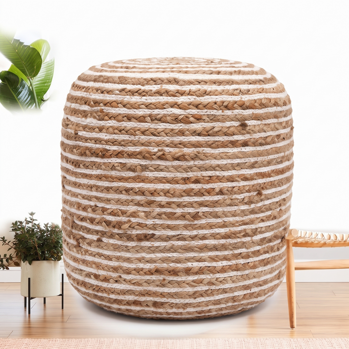 Pouf en rotin façon macramé sur fond blanc