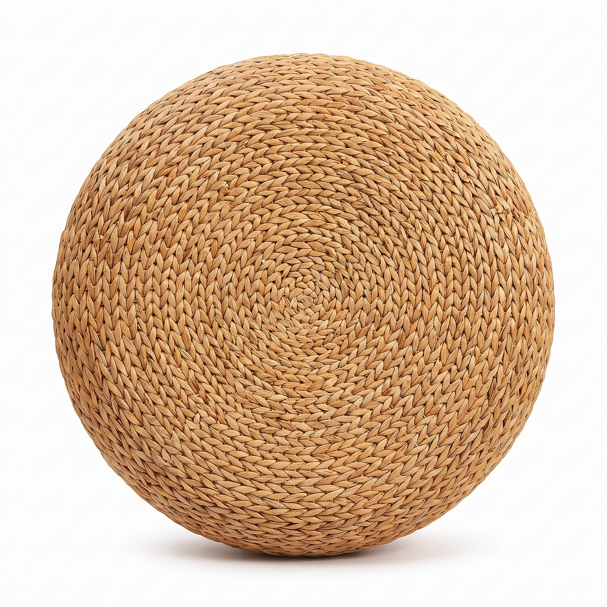 Pouf en paille tressée sur fond blanc