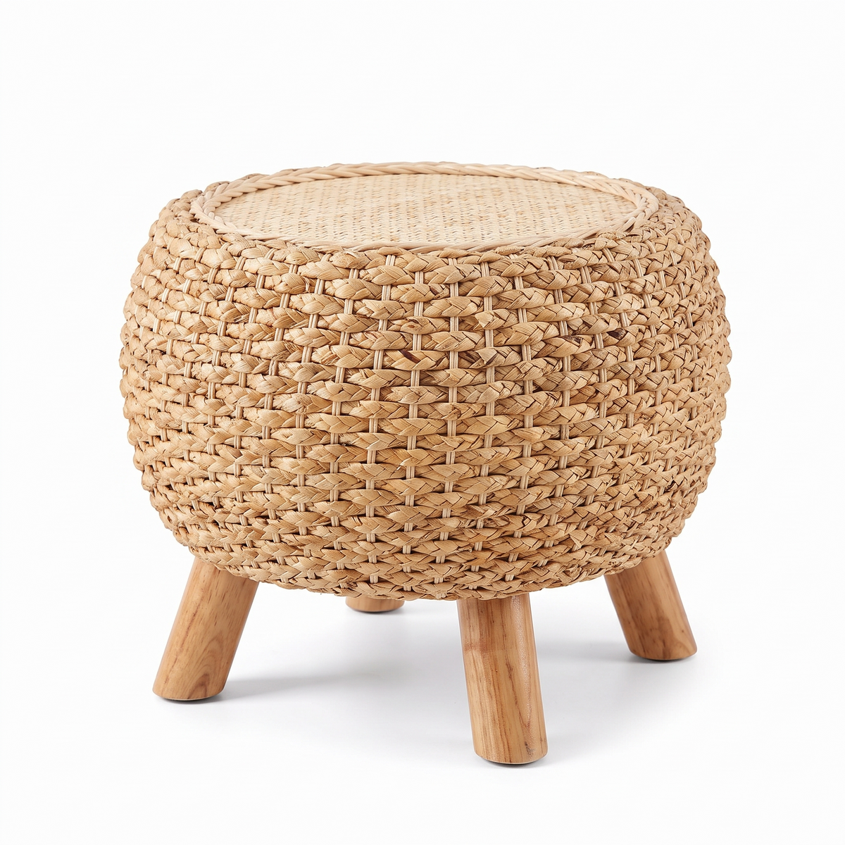 Pouf sur pieds en rotin naturel sur fond blanc