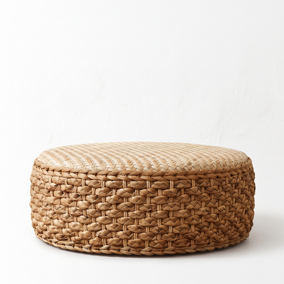 Pouf rond bas en rotin sur fond blanc