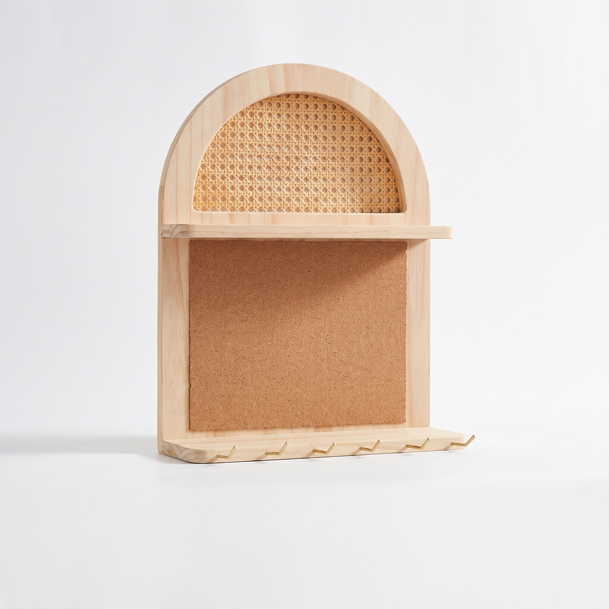 Étagère murale en rotin avec crochets sur fond blanc