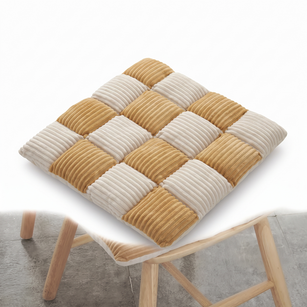 Coussin de chaise carré à carreaux sur fond blanc