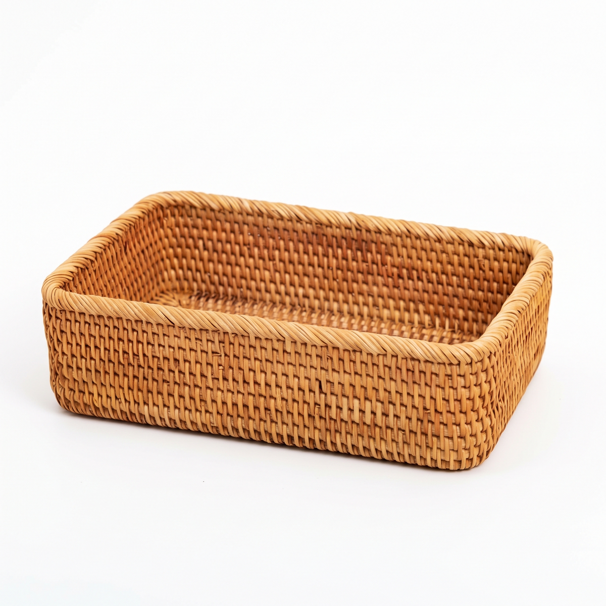 Boîte de rangement en rotin sur fond blanc
