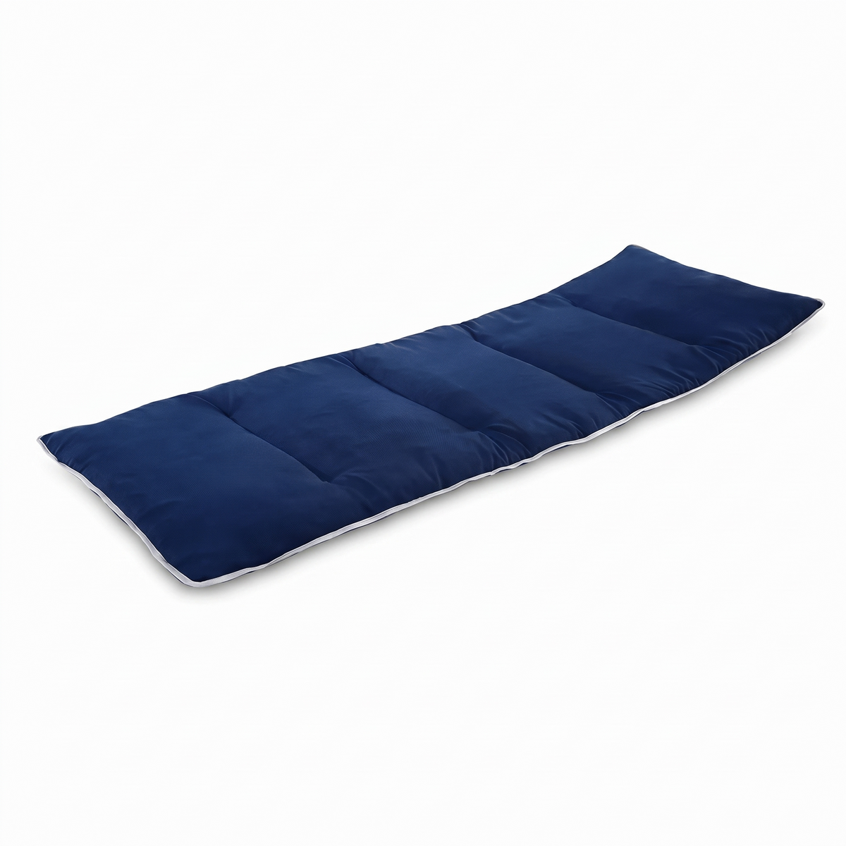Coussin de transat rayé sur fond blanc