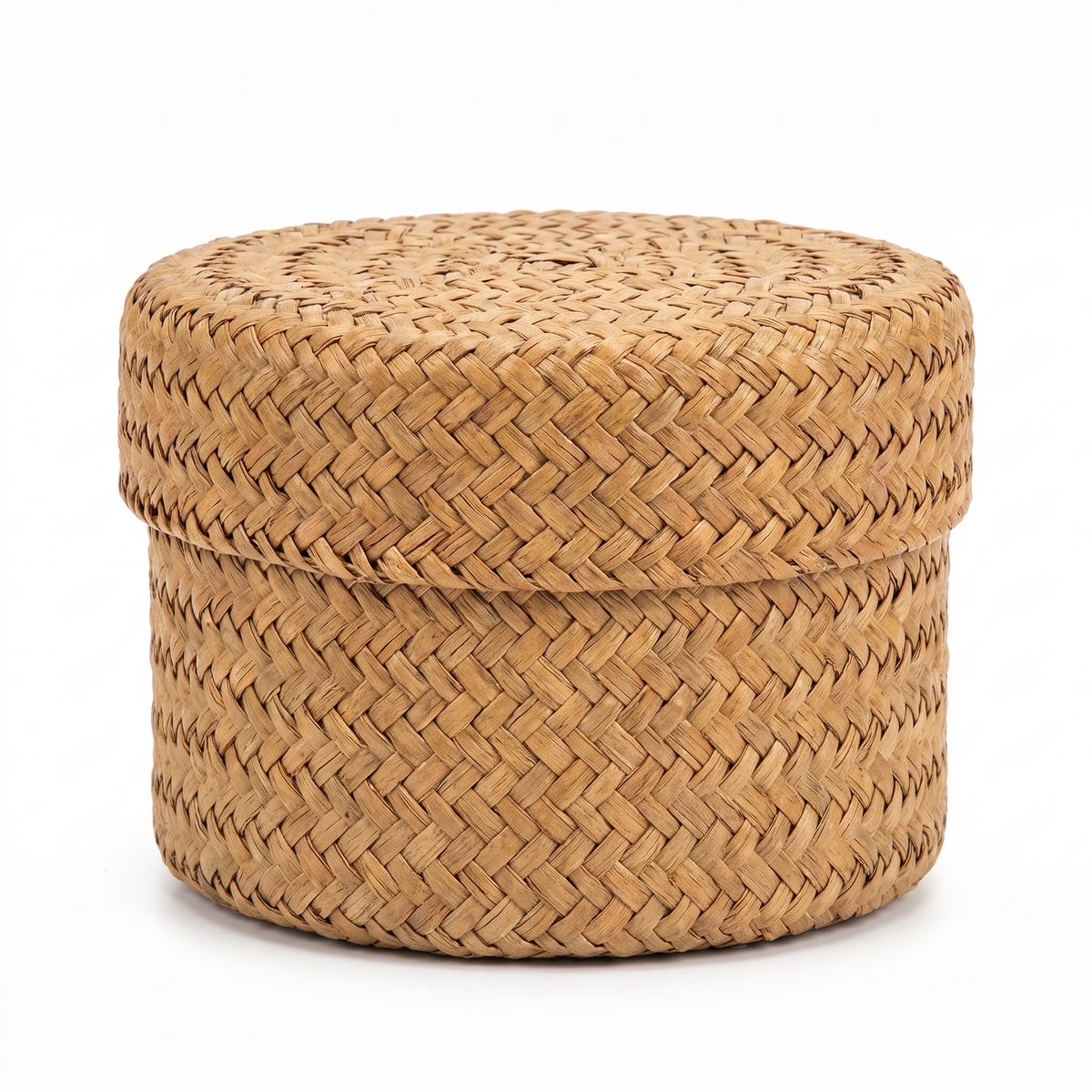 Petite boîte ronde en rotin avec couvercle sur fond blanc