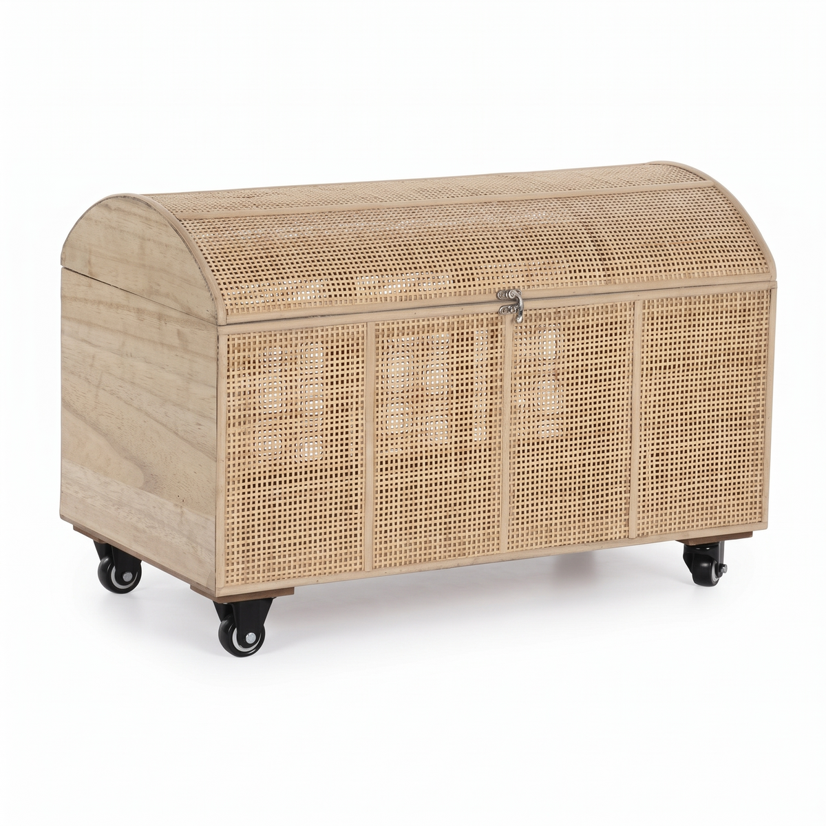 Coffre de rangement en rotin sur fond blanc