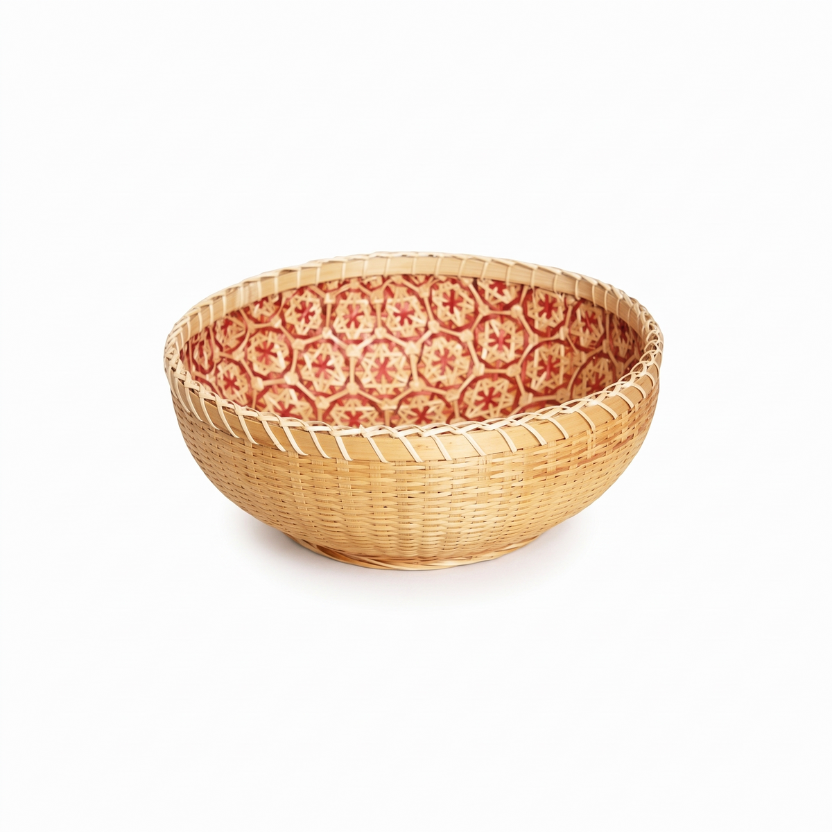 Corbeille ronde en rotin sur fond blanc
