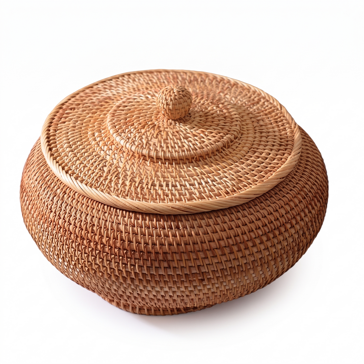 Corbeille ronde en rotin avec couvercle sur fond blanc