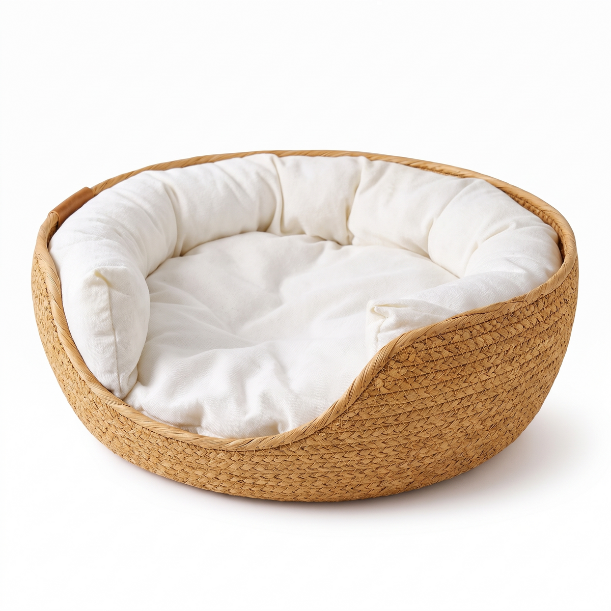 Panier rond pour chien ou chat en rotin sur fond blanc