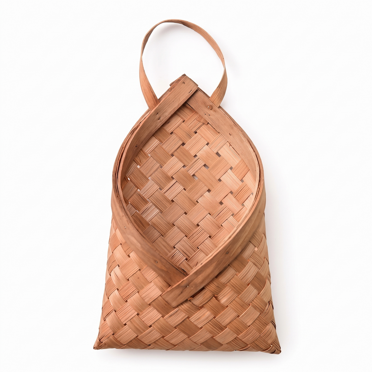 Panier à fleurs en bambou avec anse sur fond blanc