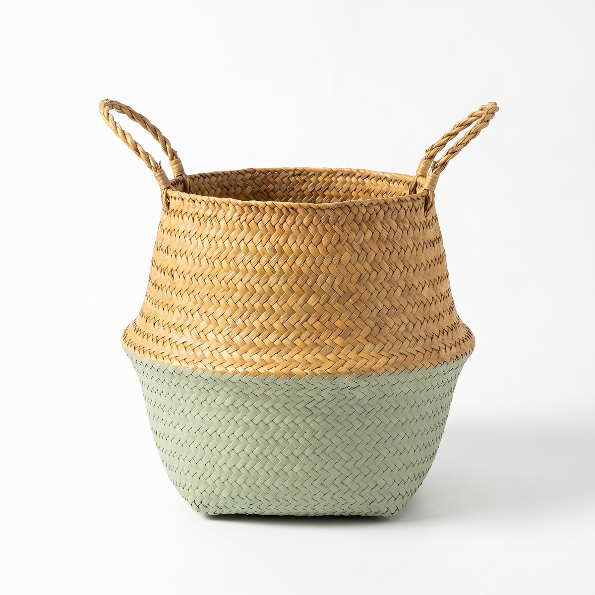 Panier bohème bicolore en rotin sur fond blanc