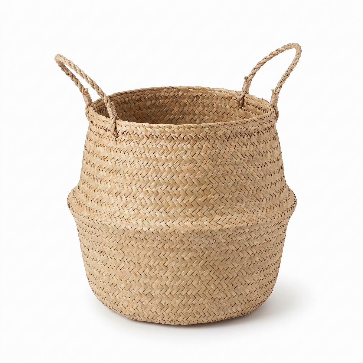 Panier en osier avec anses sur fond blanc