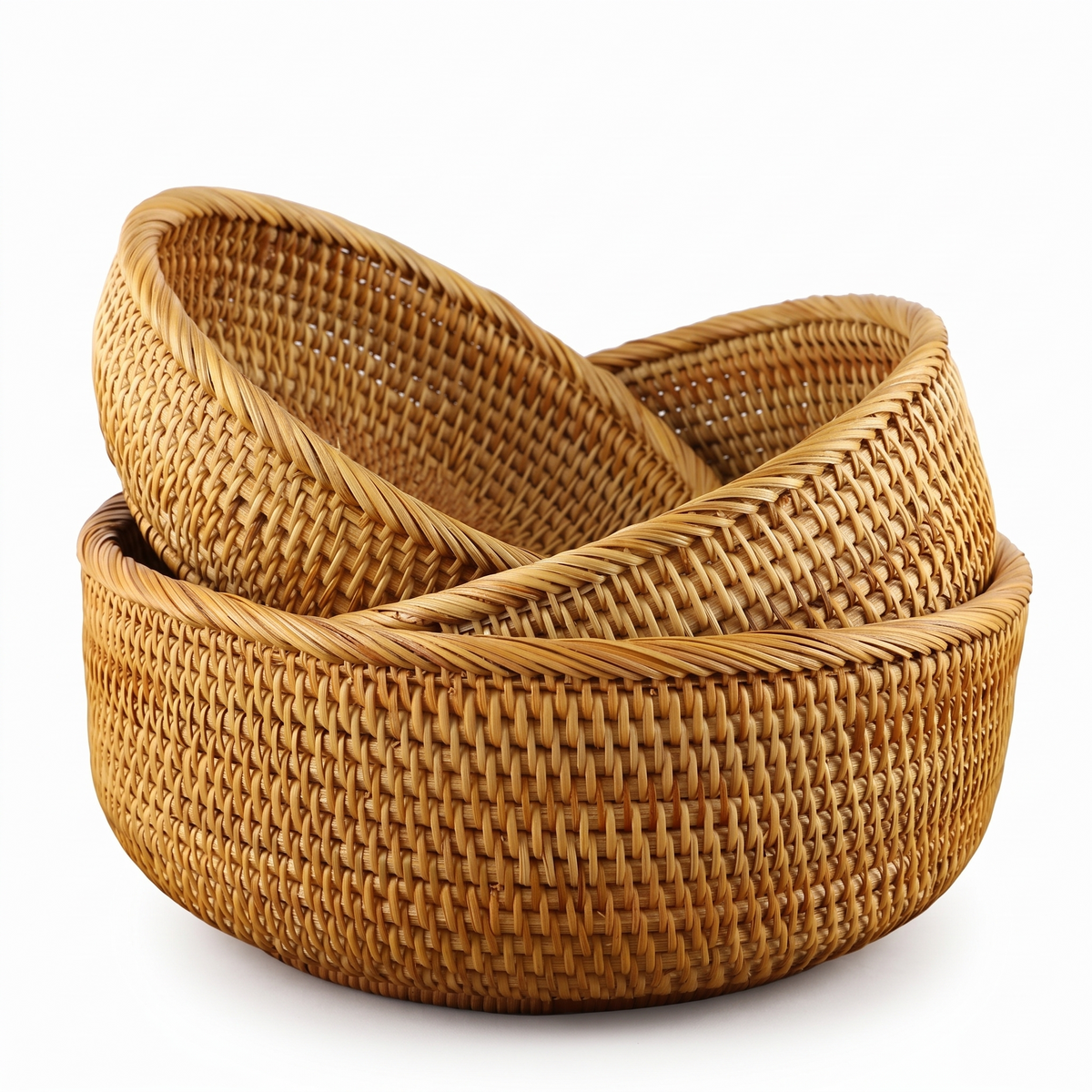 Panier rond et bas en rotin et fibres végétales sur fond blanc